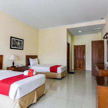 Reddoorz Plus Near Alun Alun Karanganyar Solo Екстериор снимка