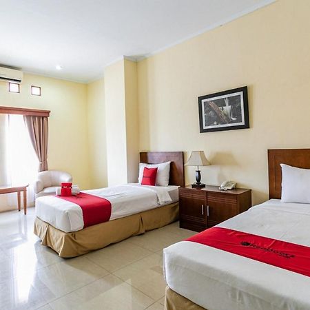 Reddoorz Plus Near Alun Alun Karanganyar Solo Екстериор снимка