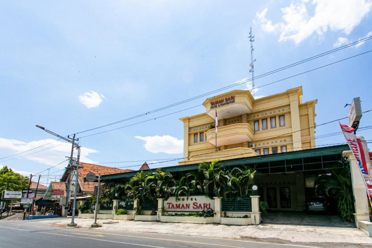 Reddoorz Plus Near Alun Alun Karanganyar Solo Екстериор снимка