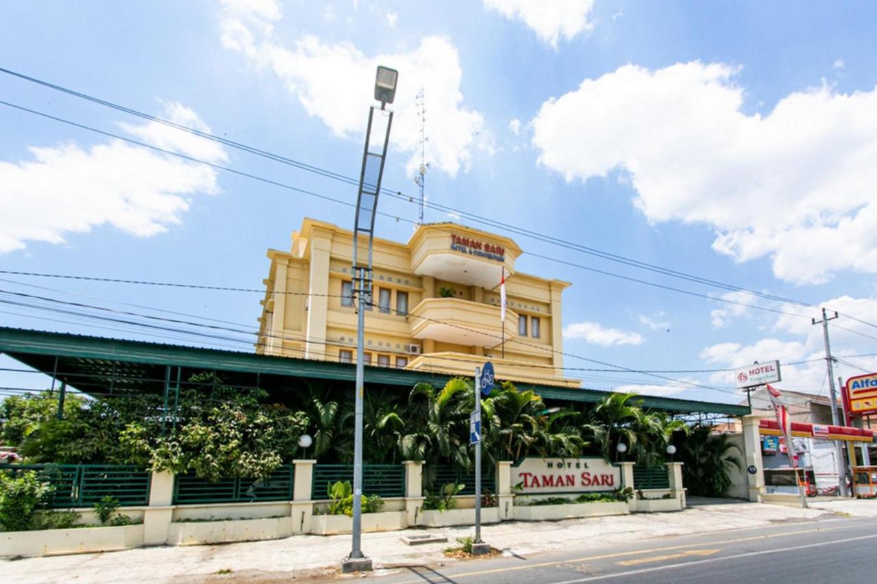 Reddoorz Plus Near Alun Alun Karanganyar Solo Екстериор снимка