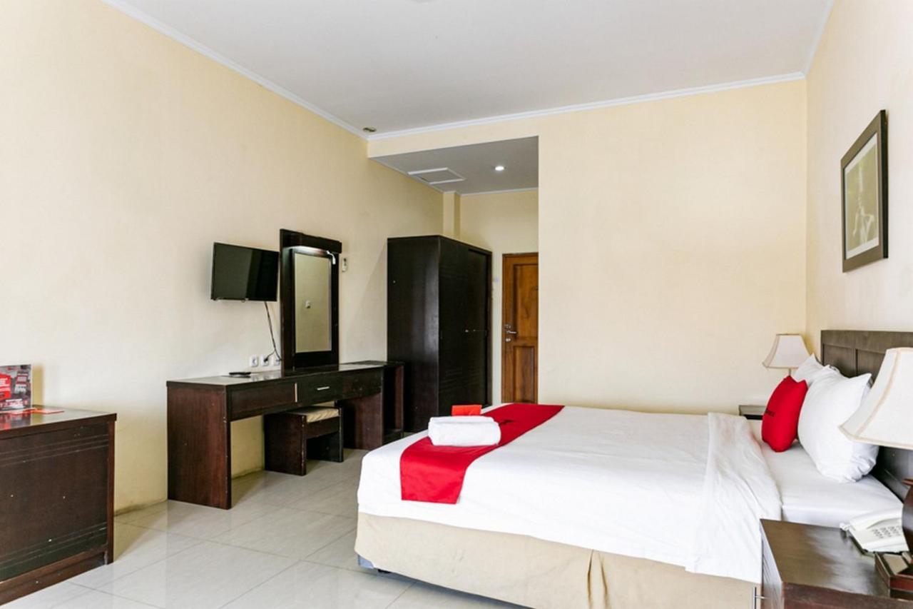 Reddoorz Plus Near Alun Alun Karanganyar Solo Екстериор снимка