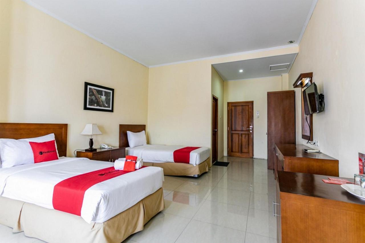 Reddoorz Plus Near Alun Alun Karanganyar Solo Екстериор снимка