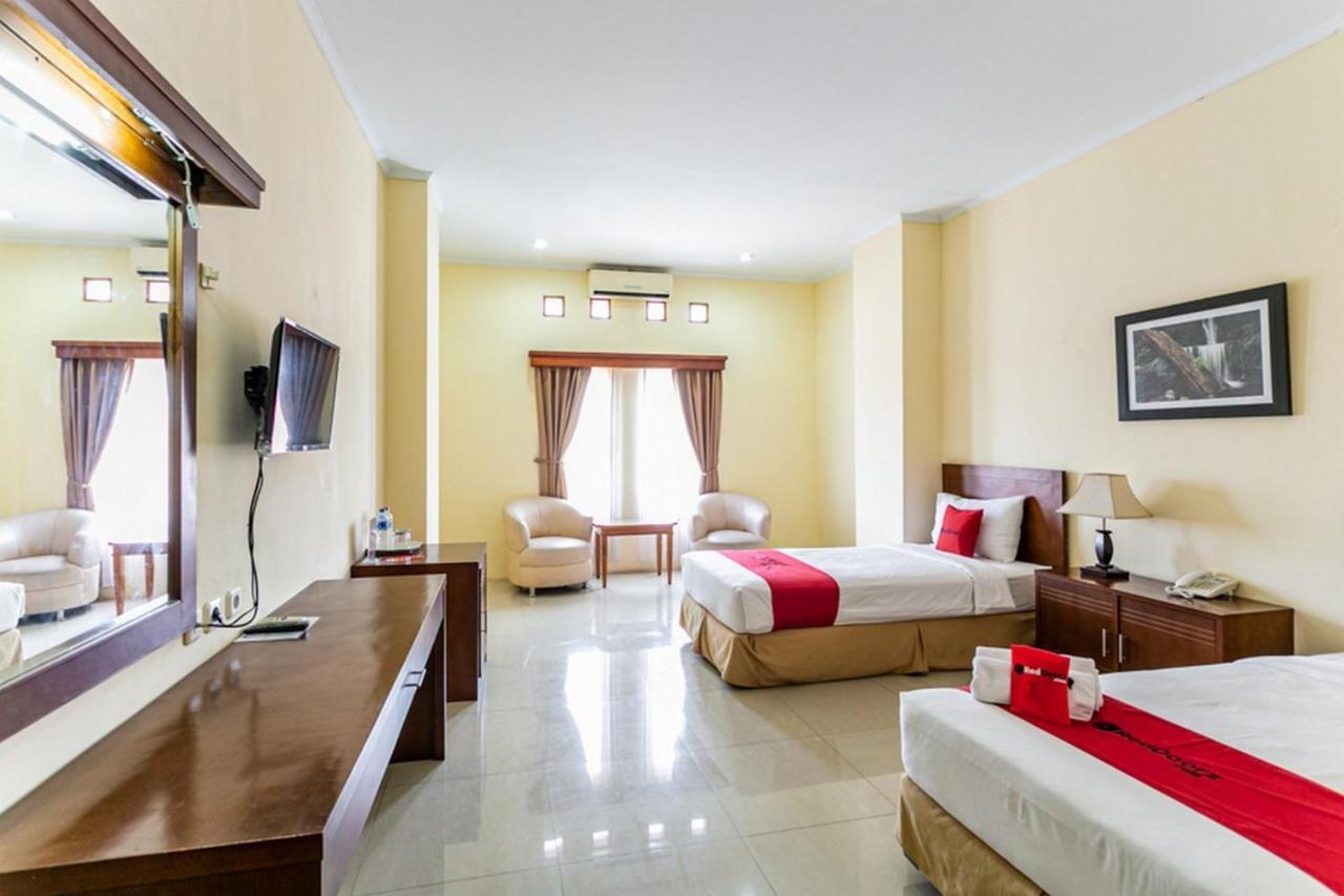 Reddoorz Plus Near Alun Alun Karanganyar Solo Екстериор снимка