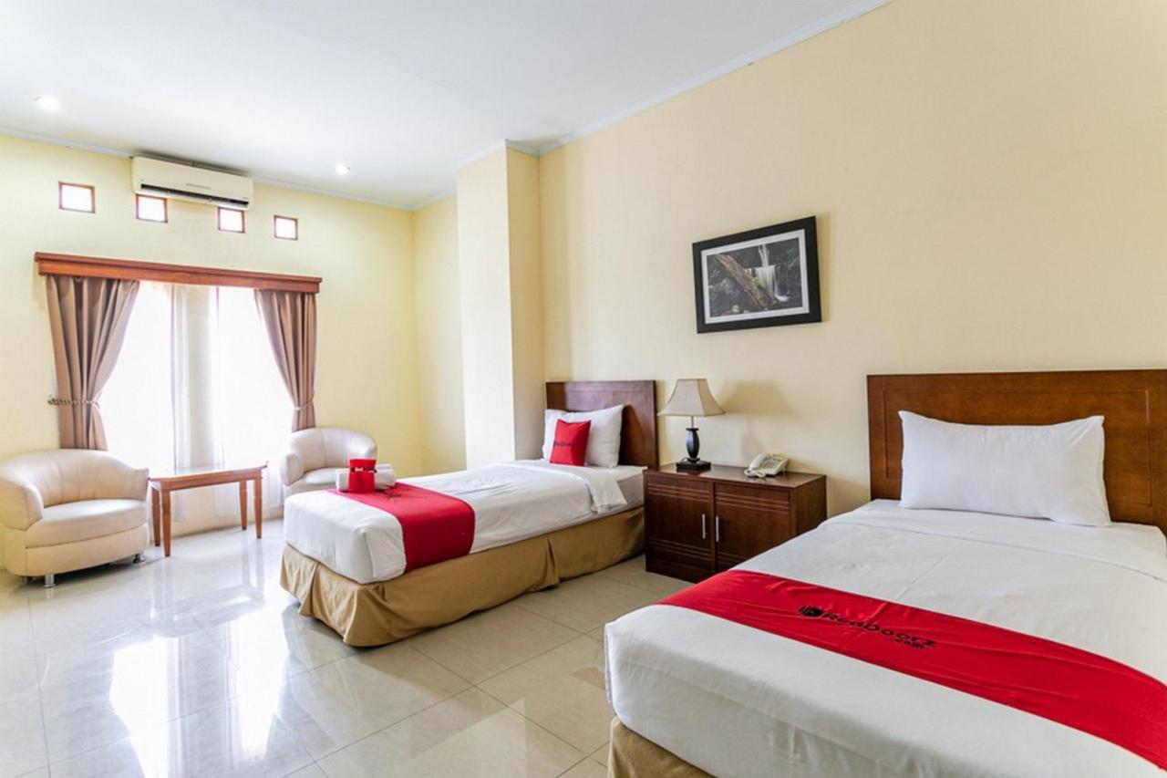 Reddoorz Plus Near Alun Alun Karanganyar Solo Екстериор снимка