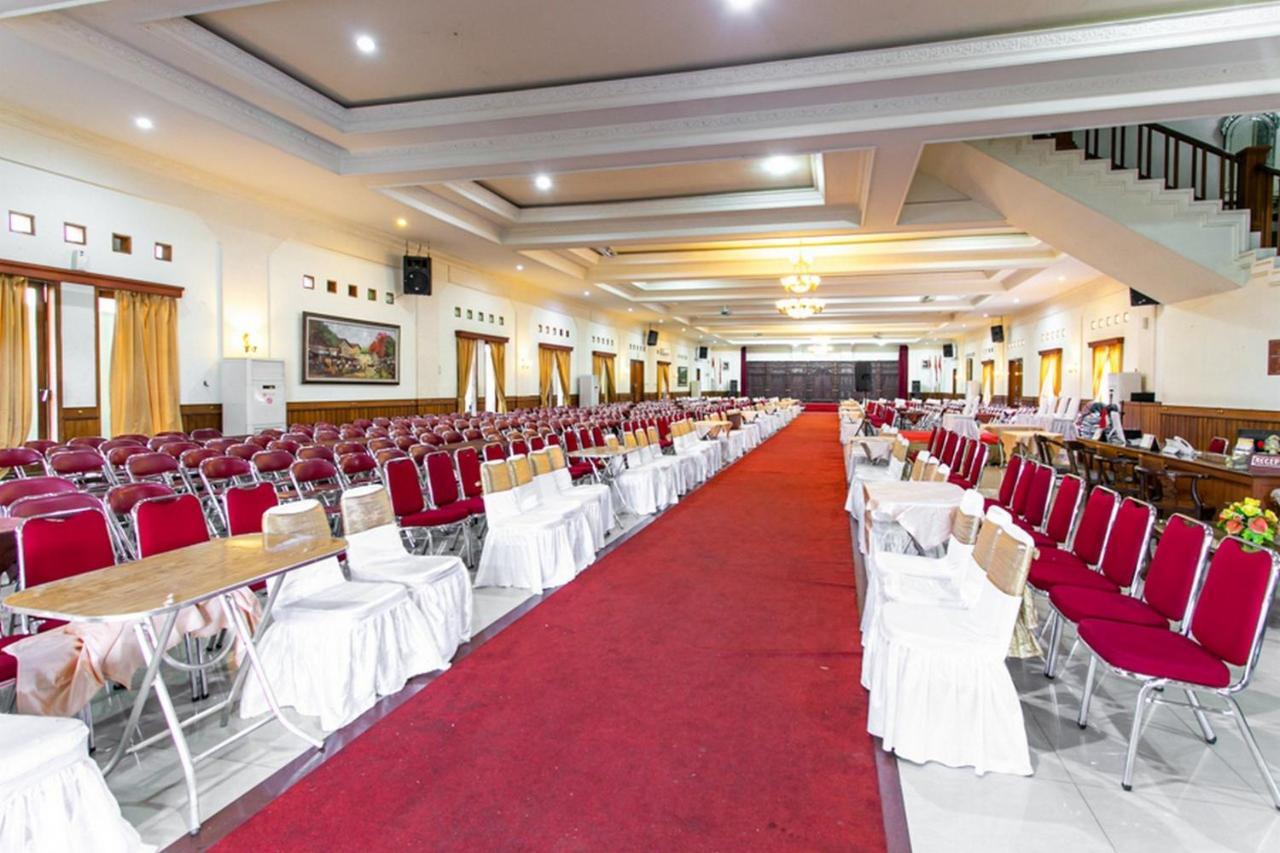 Reddoorz Plus Near Alun Alun Karanganyar Solo Екстериор снимка
