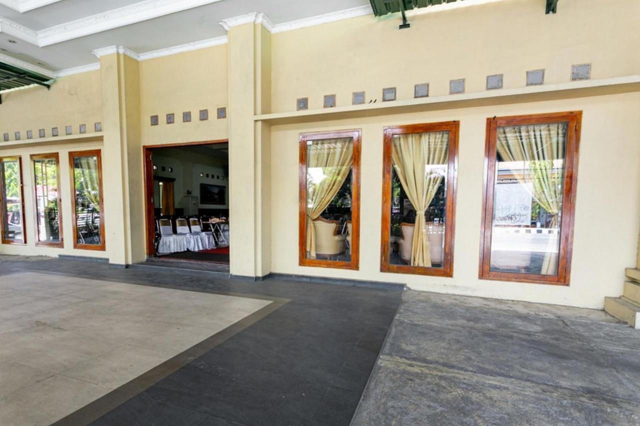 Reddoorz Plus Near Alun Alun Karanganyar Solo Екстериор снимка