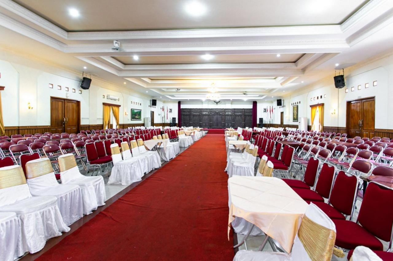 Reddoorz Plus Near Alun Alun Karanganyar Solo Екстериор снимка