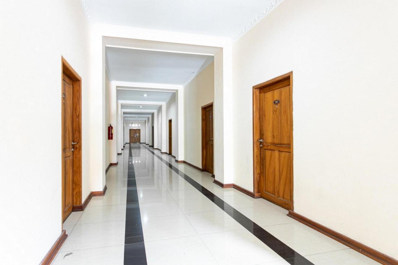 Reddoorz Plus Near Alun Alun Karanganyar Solo Екстериор снимка