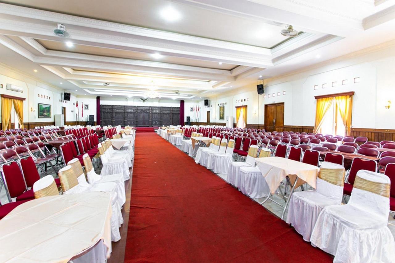 Reddoorz Plus Near Alun Alun Karanganyar Solo Екстериор снимка