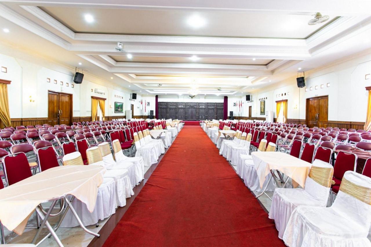 Reddoorz Plus Near Alun Alun Karanganyar Solo Екстериор снимка