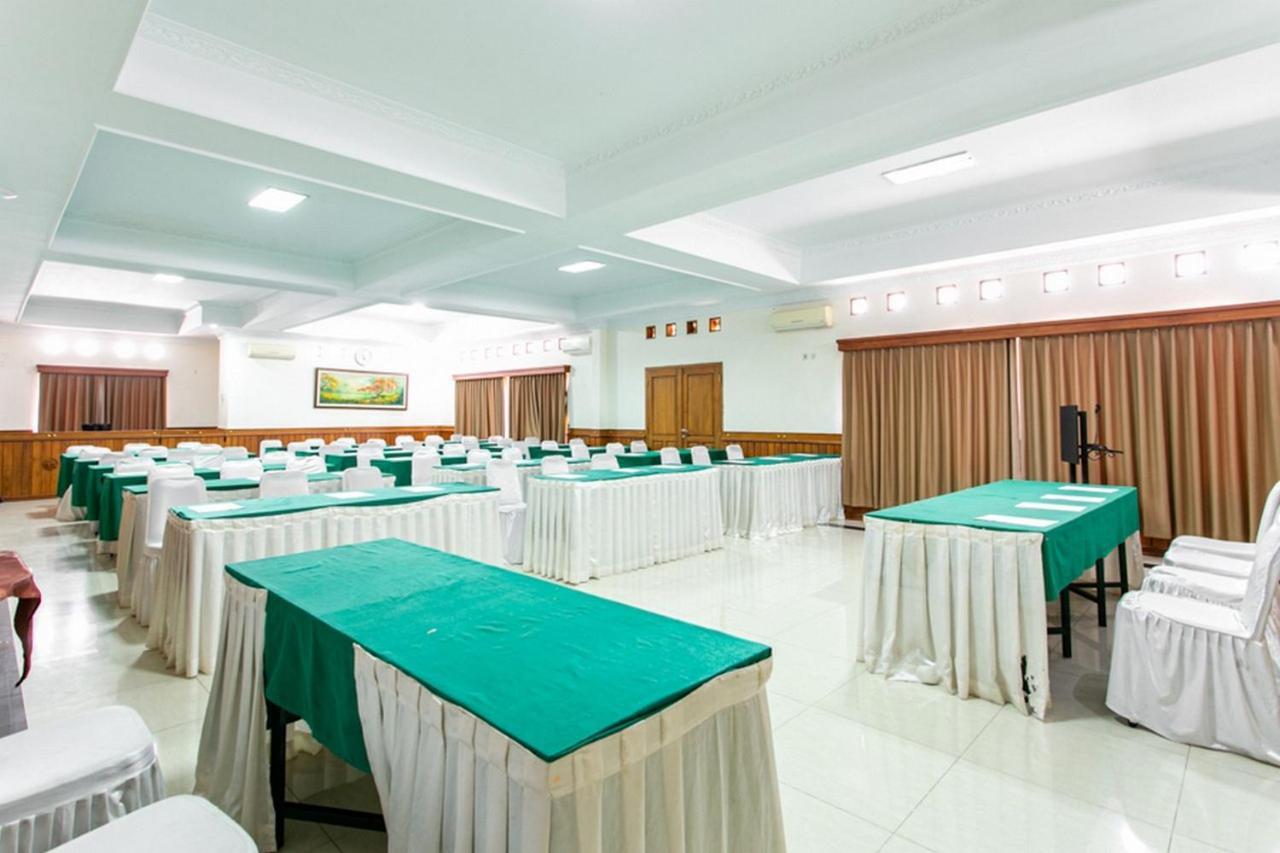 Reddoorz Plus Near Alun Alun Karanganyar Solo Екстериор снимка